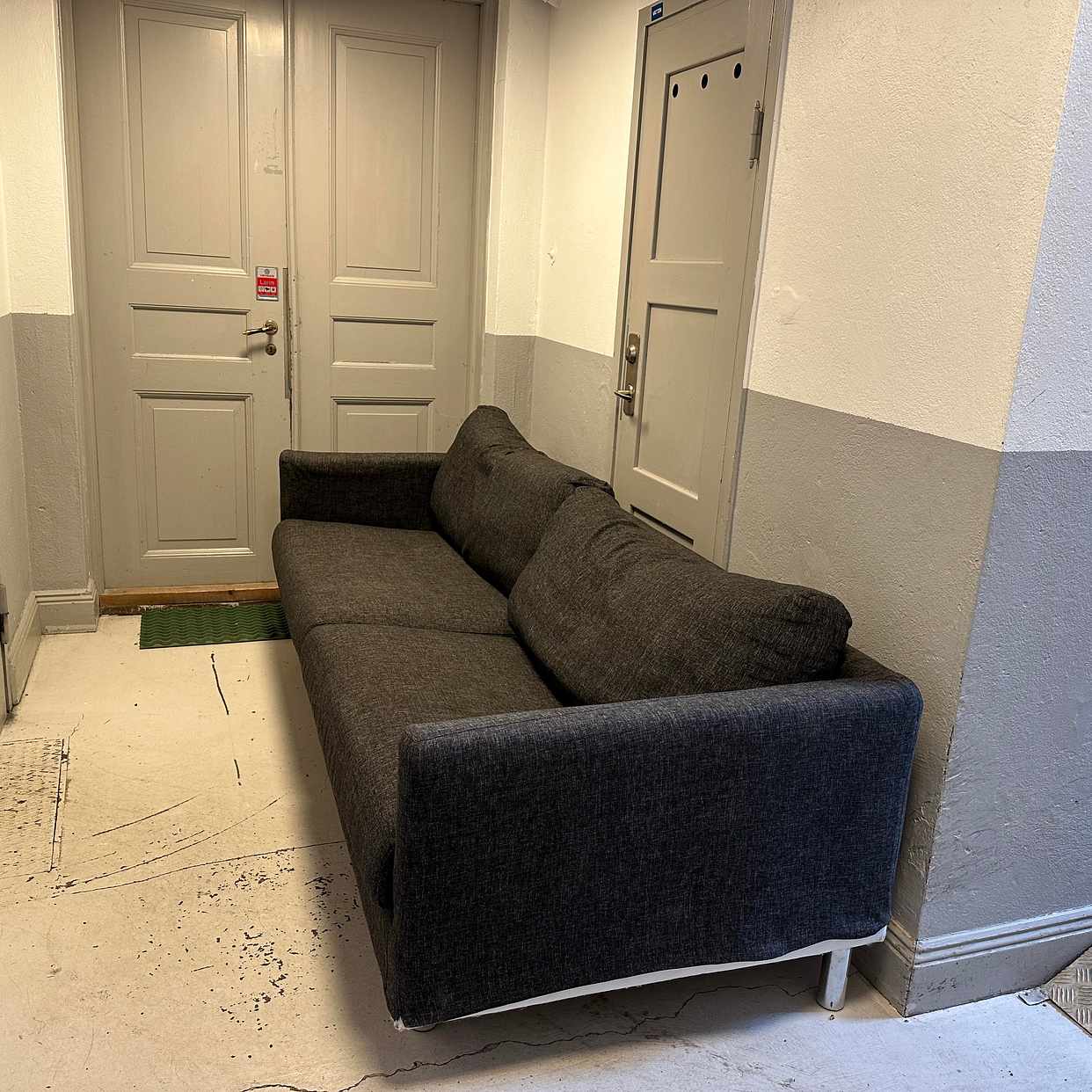 image of Fina soffa bortskänkes - Stockholm