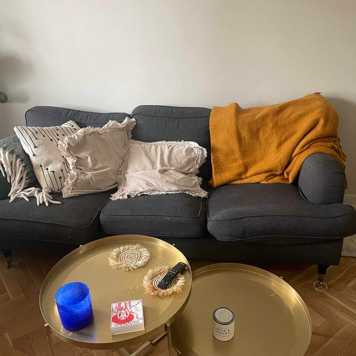 image of Madrass, skåp, soffa - 