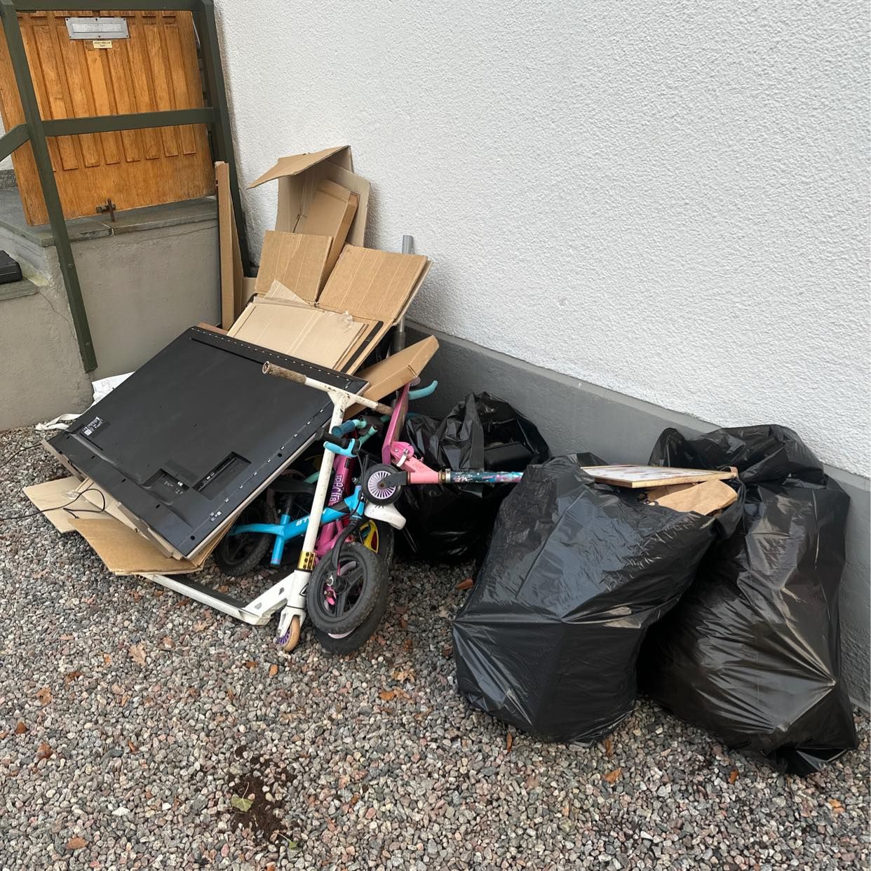 image of Tv, bikes, garbage - Djursholm