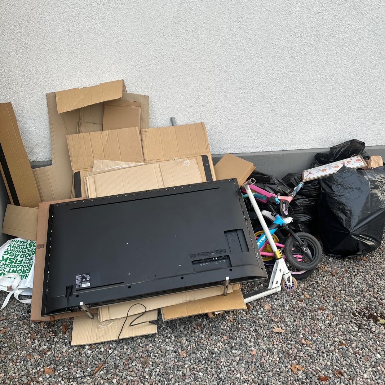 image of Tv, bikes, garbage - Djursholm