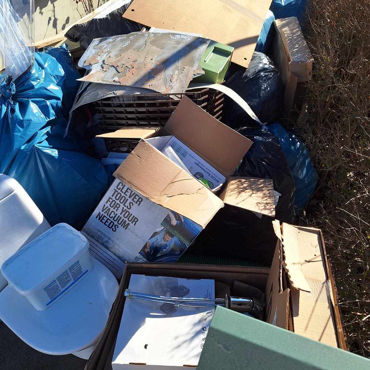 image of Trä, plast, kartong, färg - Hägersten