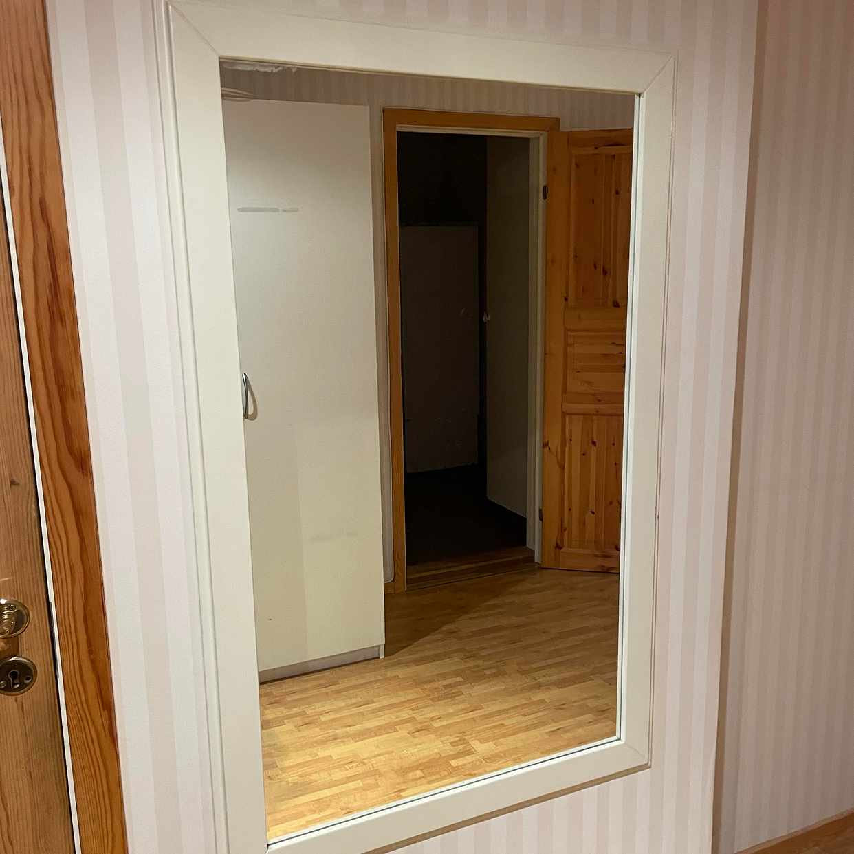 image of Massa möbler bortskänkes - Segeltorp