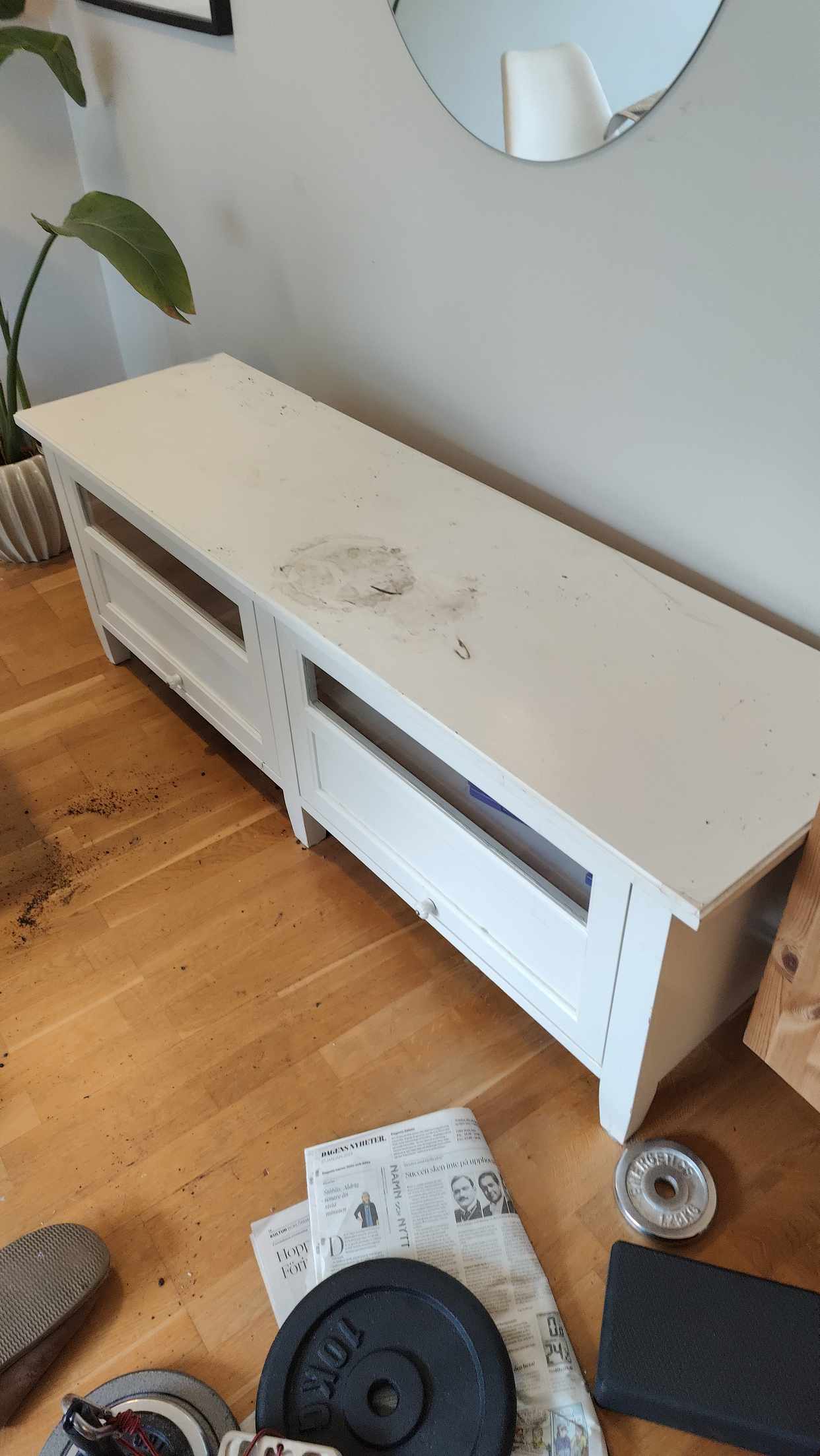 image of 2 soffor, TV, TV-bänk - Årsta