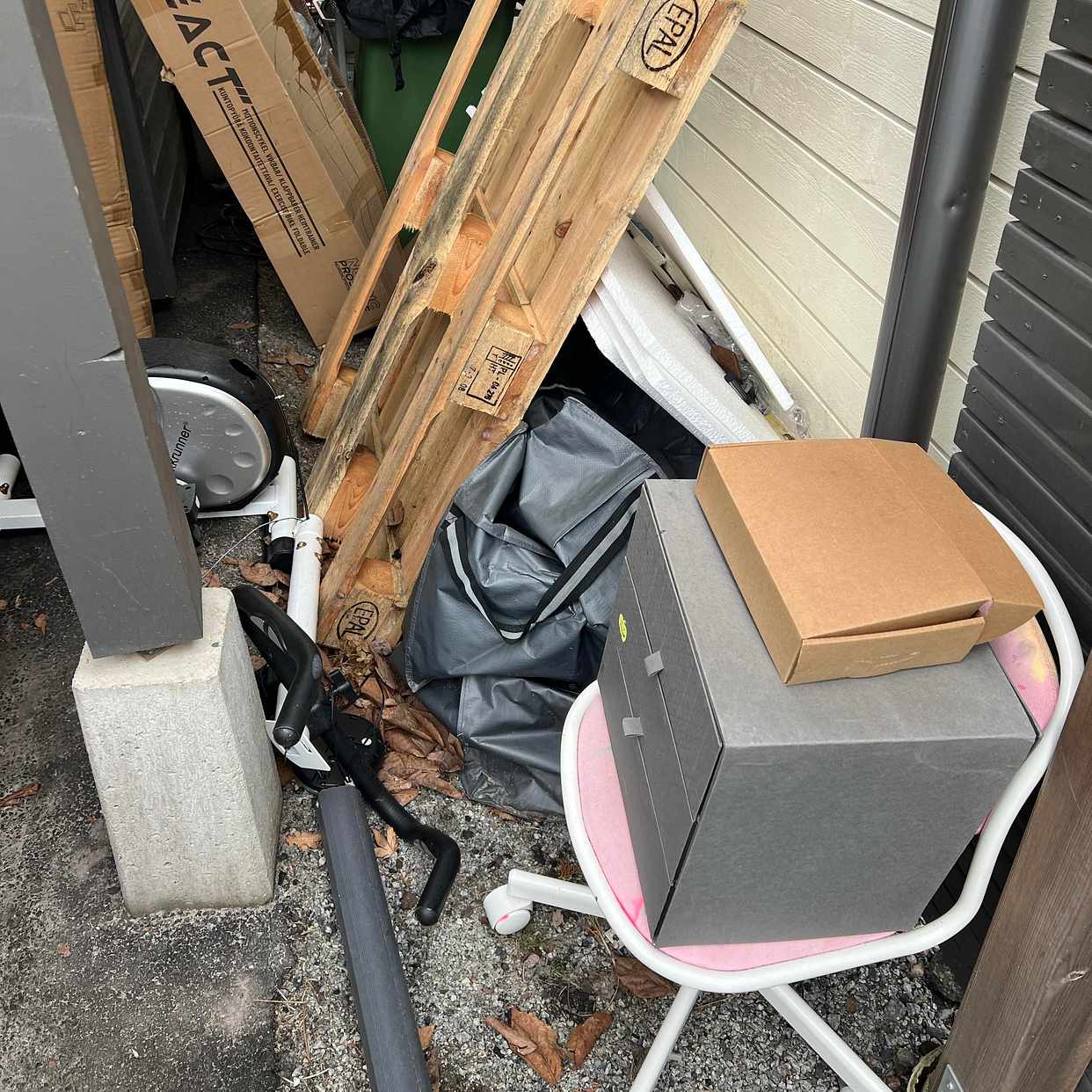 image of Diverse kartonger, möbler - Tullinge