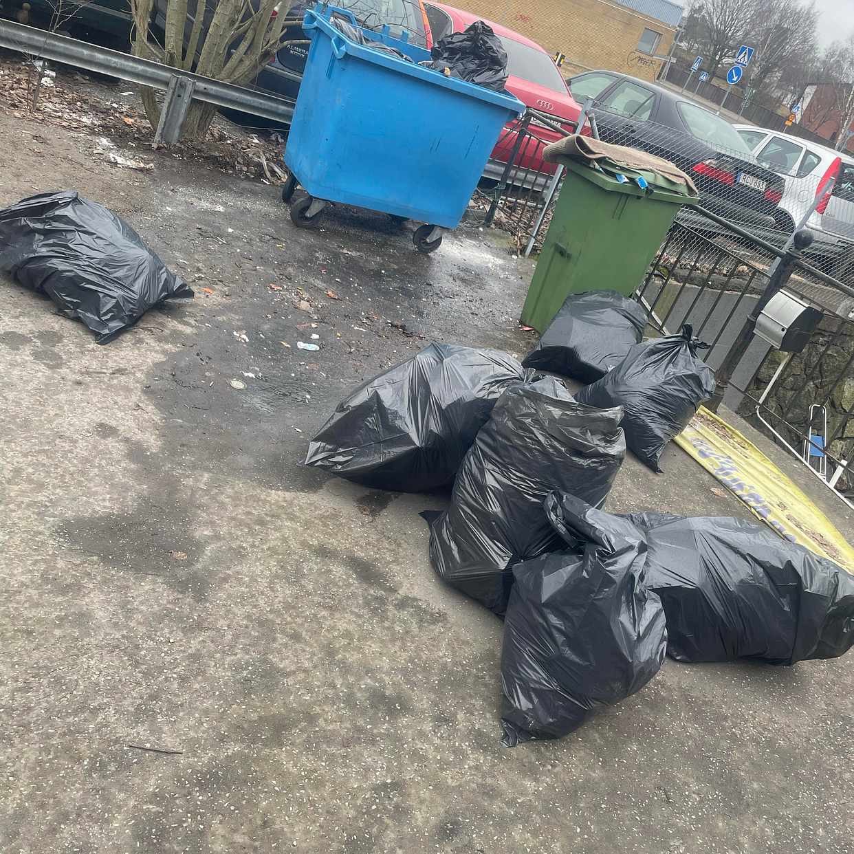 image of Kasta alla svarta påsar - Huddinge Sankt Mikaels