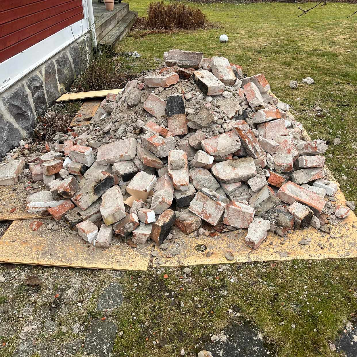 image of En hög med tegelsten - Lidingö