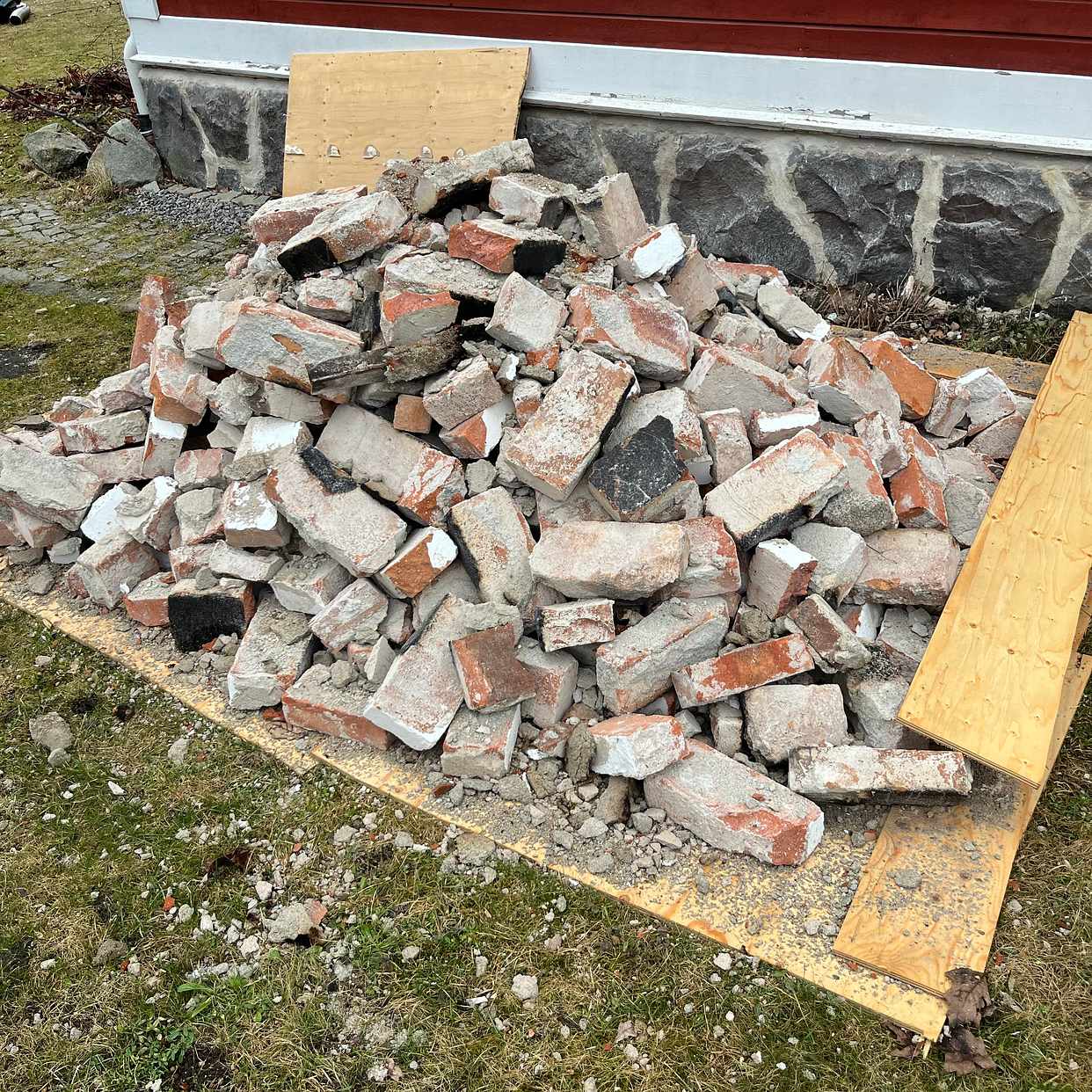 image of En hög med tegelsten - Lidingö