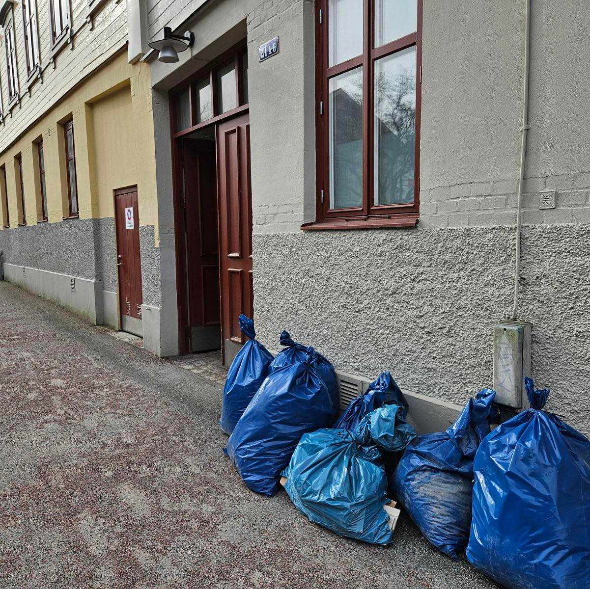 image of Blåa sopsäckar - Göteborg