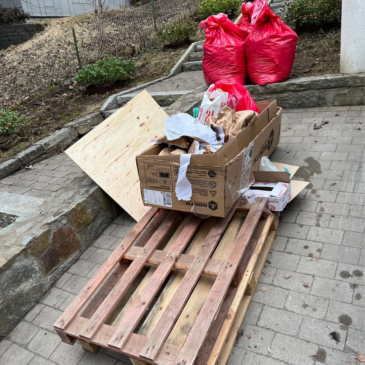 image of Pallets, leaves, other - Sundbyberg