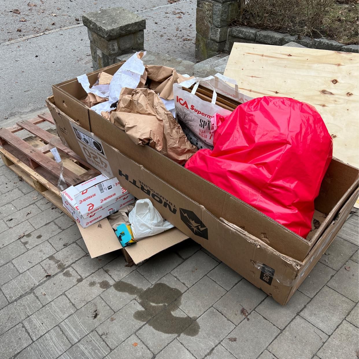 image of Pallets, leaves, other - Sundbyberg