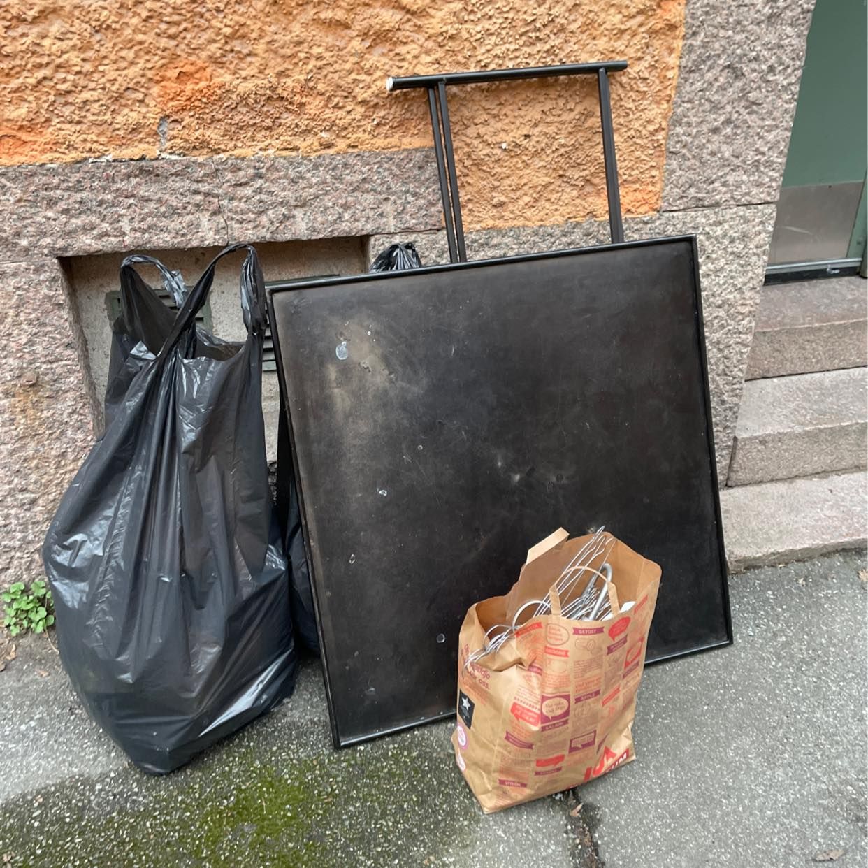 image of Bord + övrigt avfall - Stockholm