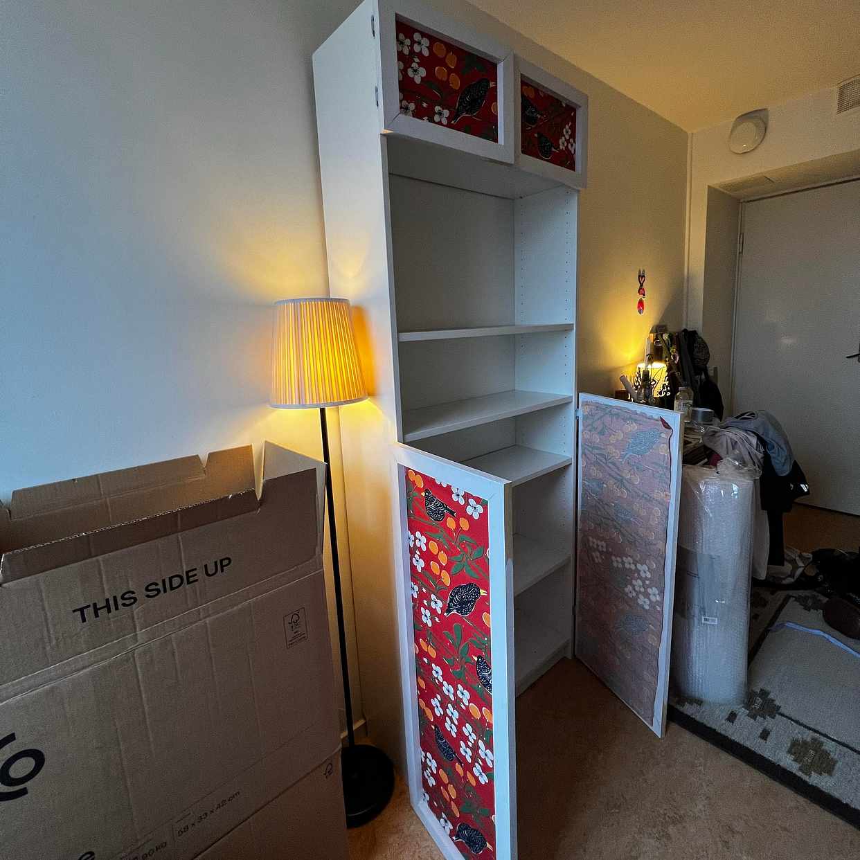 image of Bokhylla och 2 stolar - Stockholm