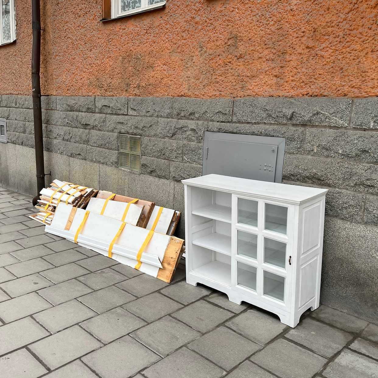 image of Trä och ett skåp - Stockholm