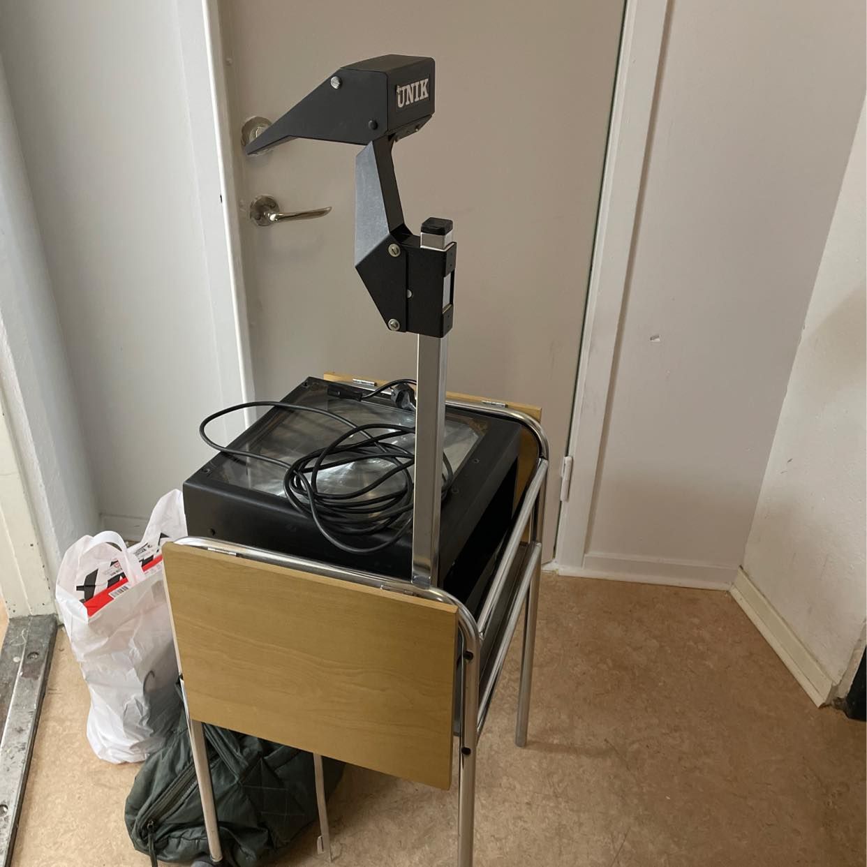 image of Chairs+Overhead projector - 