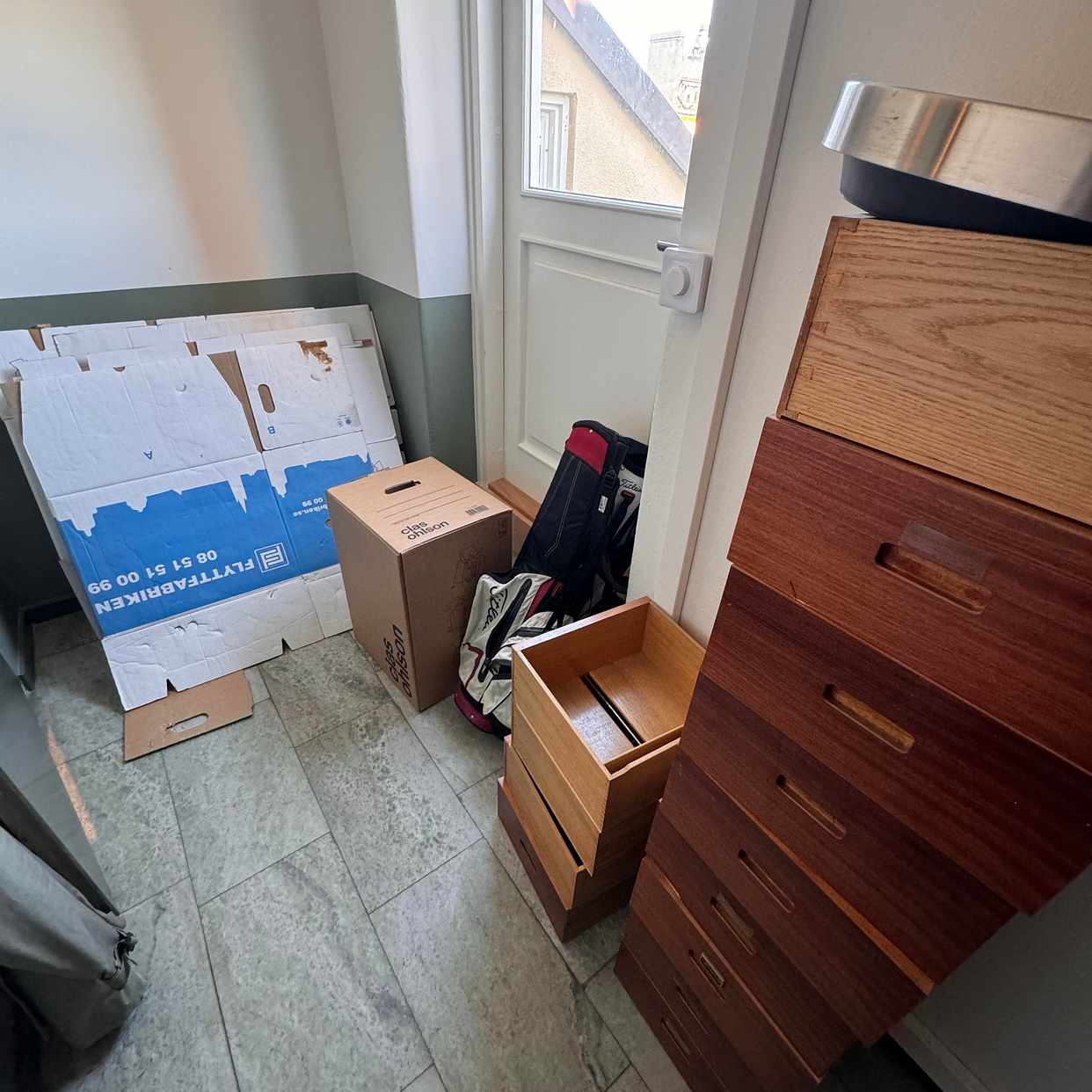 image of Kartonger, lådor &golfbag - Stockholms Stad