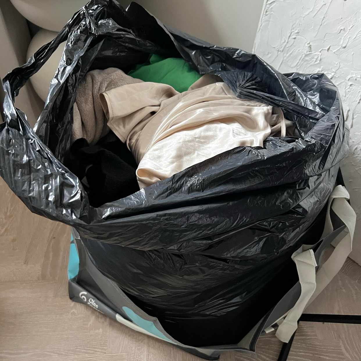 image of En stor säck med kläder - Östermalm