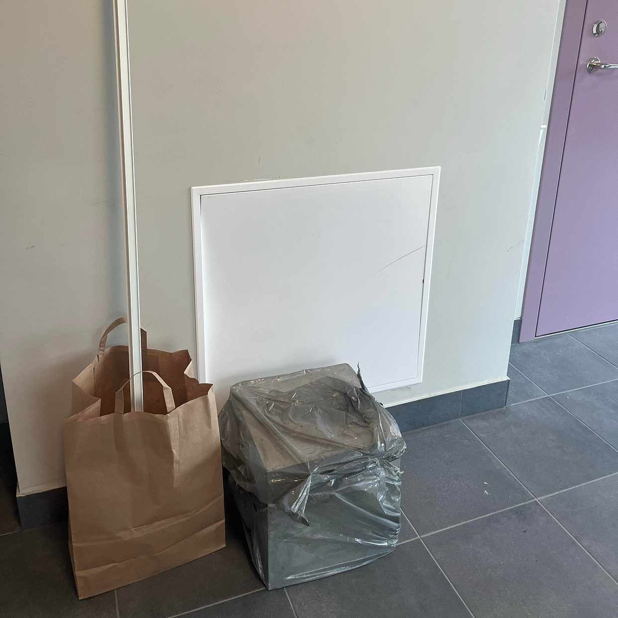 image of Glaskub, textil och lampa - Hägersten