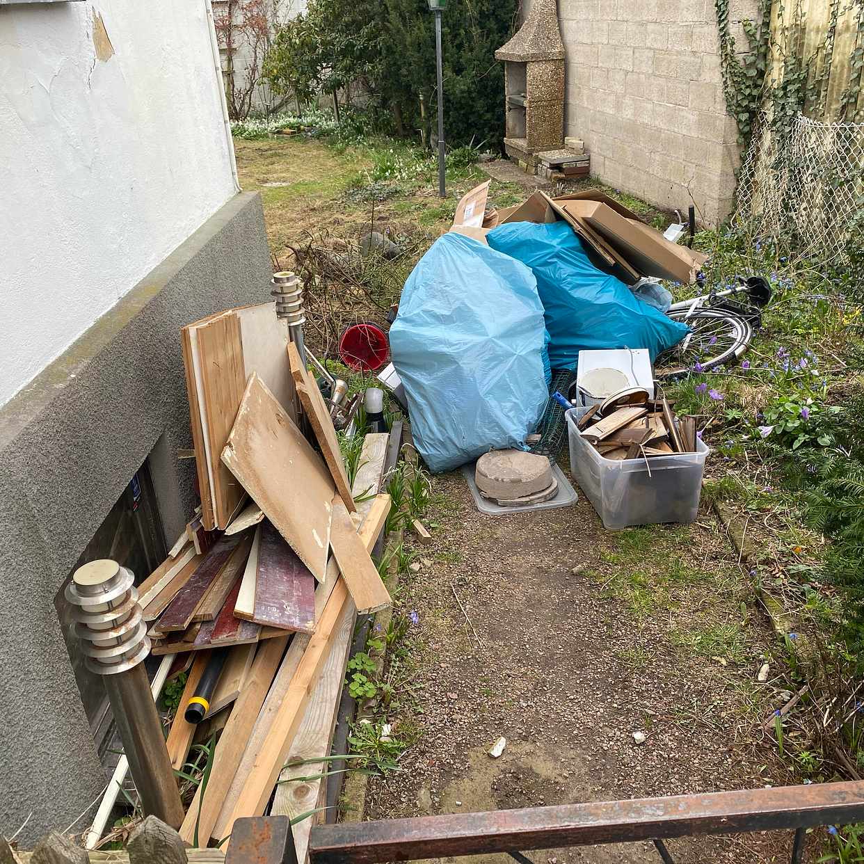 image of Slänga skräp enligt bild - Råå