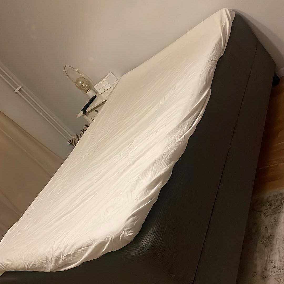 image of Frakt av en TUNG säng - 
