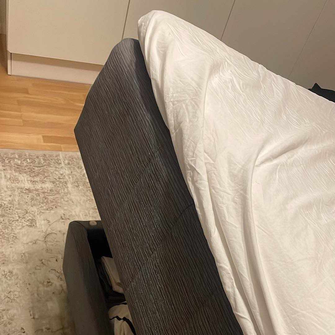 image of Frakt av en TUNG säng - 