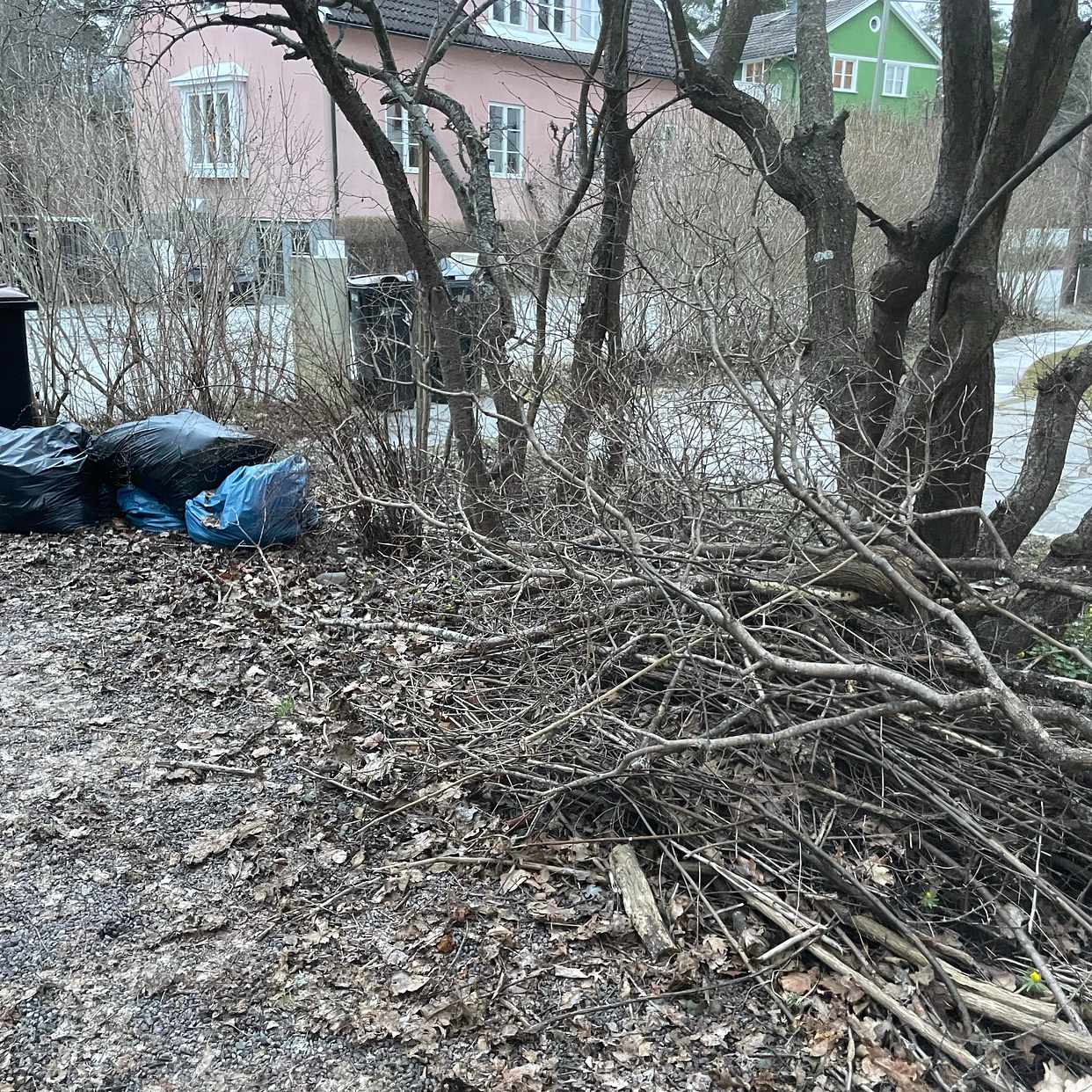 image of Slänga trädgårdsavfall - Bromma