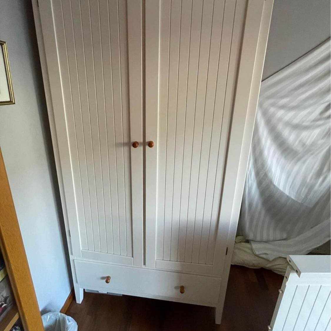 image of Flytta ett klädskåp - 