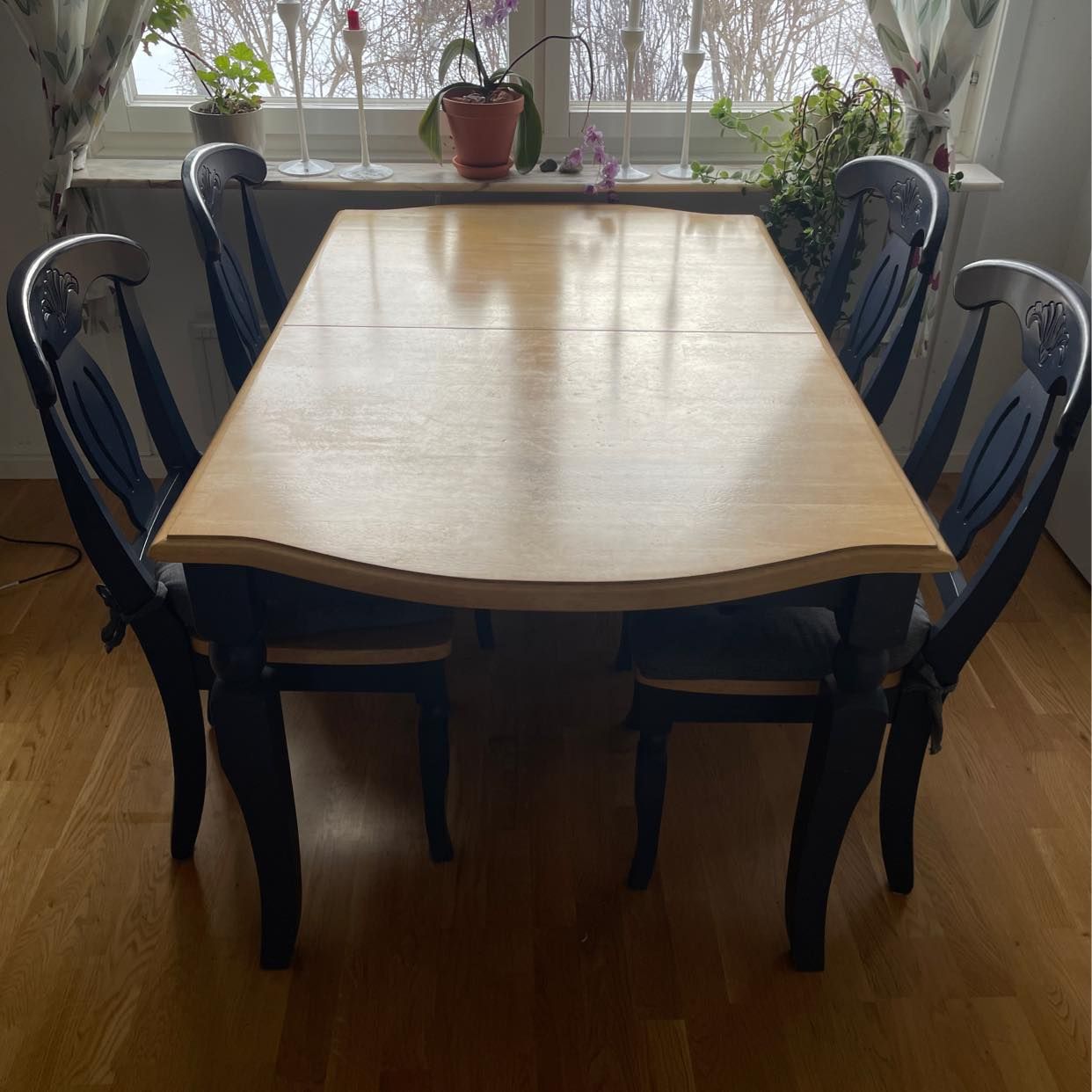 image of Matbord med sex stolar - Ekerö