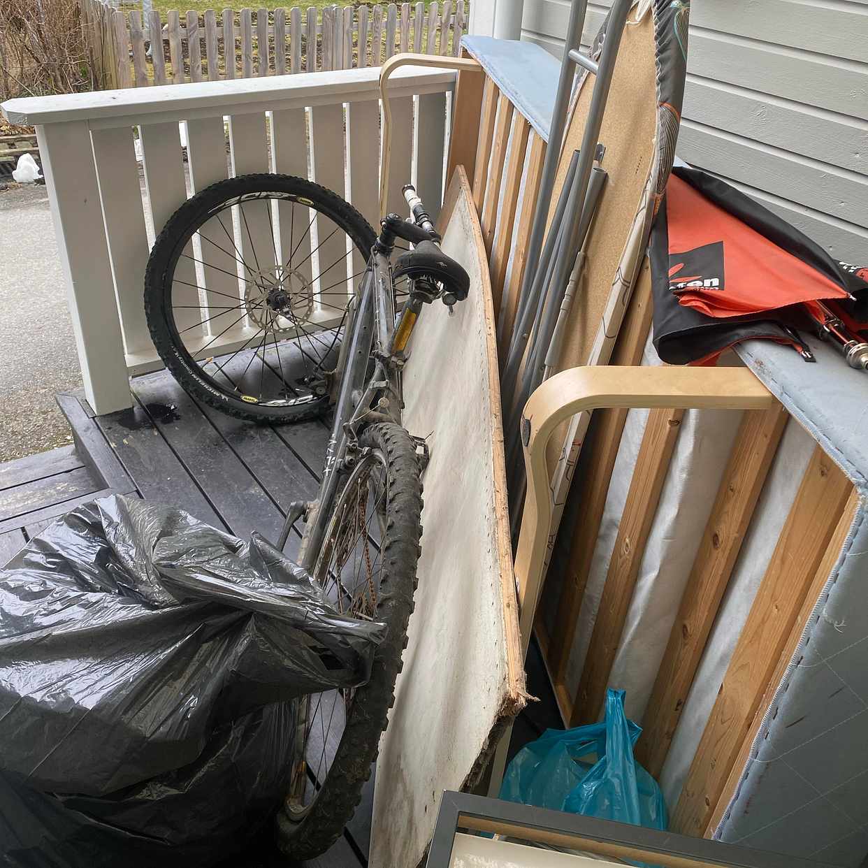 image of Säng, cykel, sängbord, - Tyresö