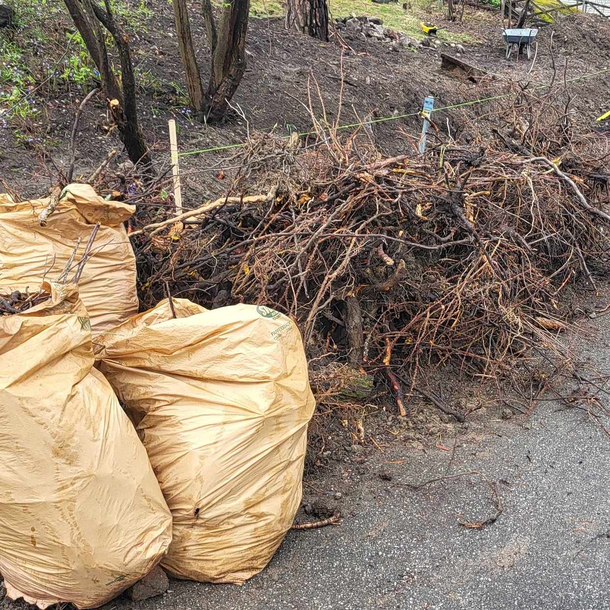 image of Slänga trädgårdsavfall - Täby