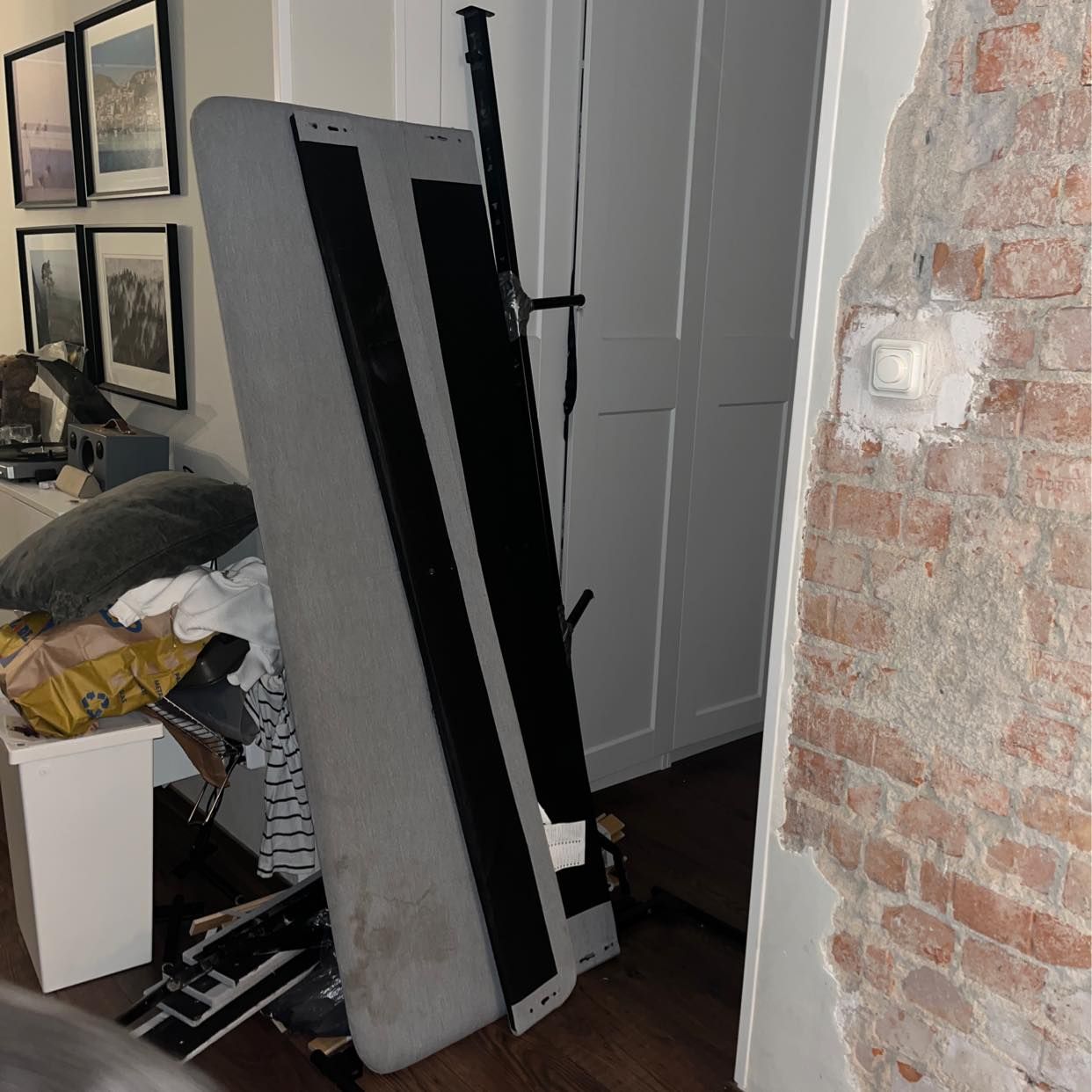 image of 180 säng + kartonger - Sundbyberg