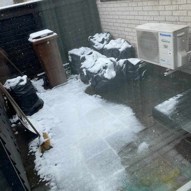 image of En säng och 10 lövsäckat - Upplands Väsby