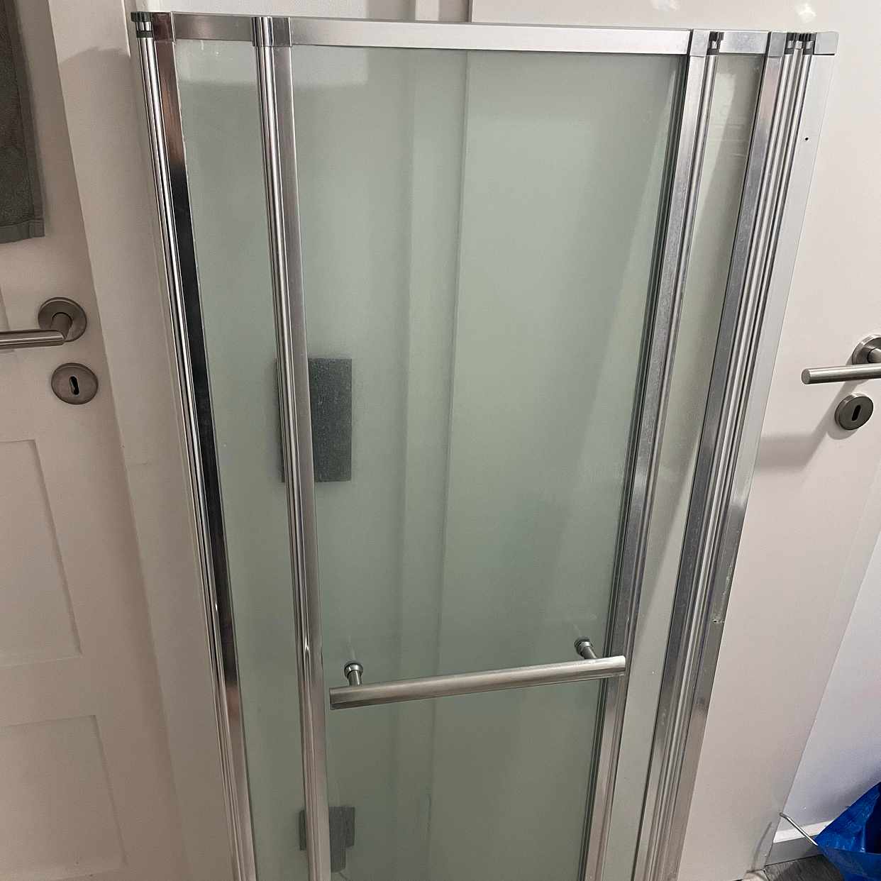 image of Old shower screen - Berlin