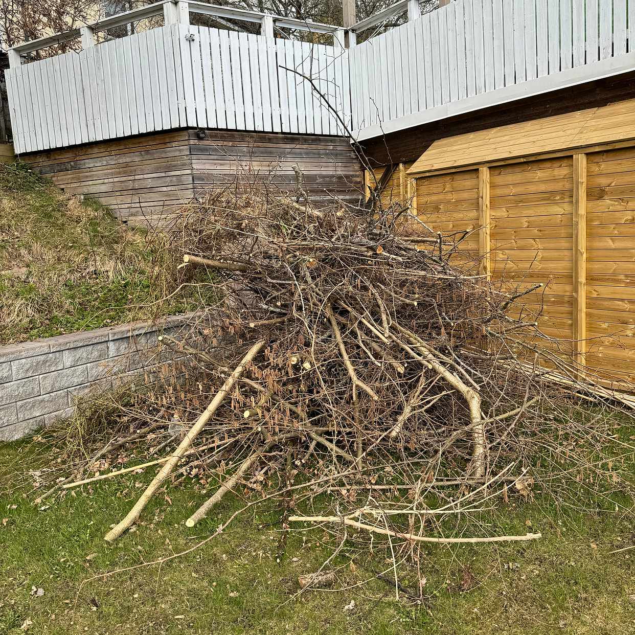 image of Ris samt säckar med löv - Huddinge Sankt Mikaels