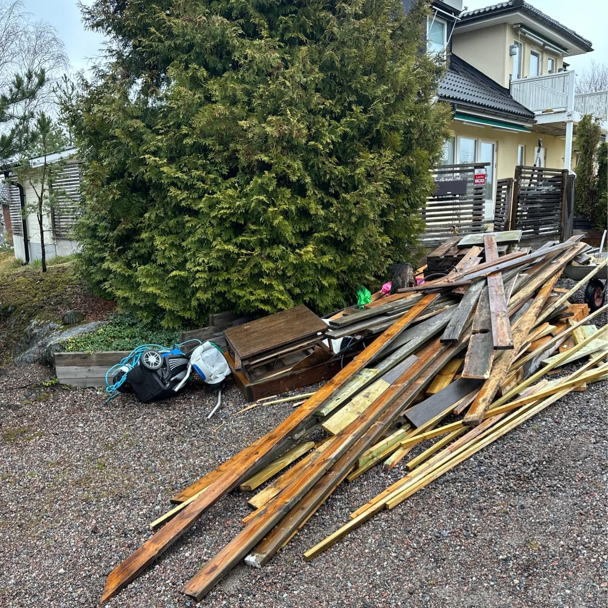 image of Trä, pallar och byggavfal - Huddinge