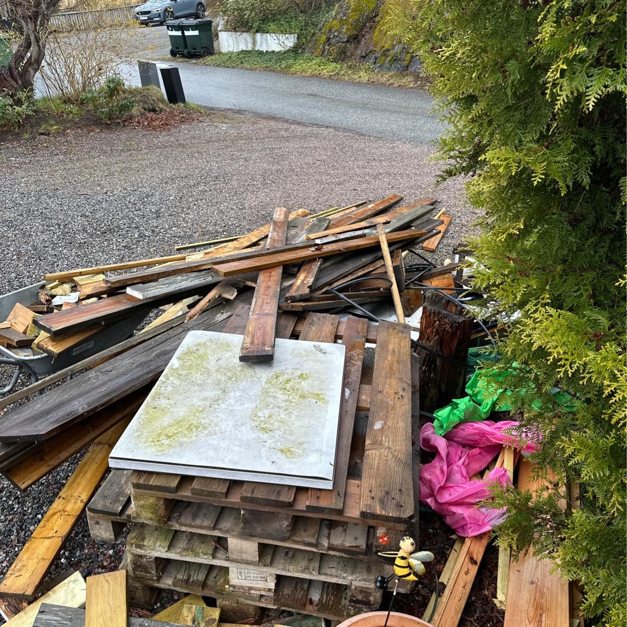 image of Trä, pallar och byggavfal - Huddinge