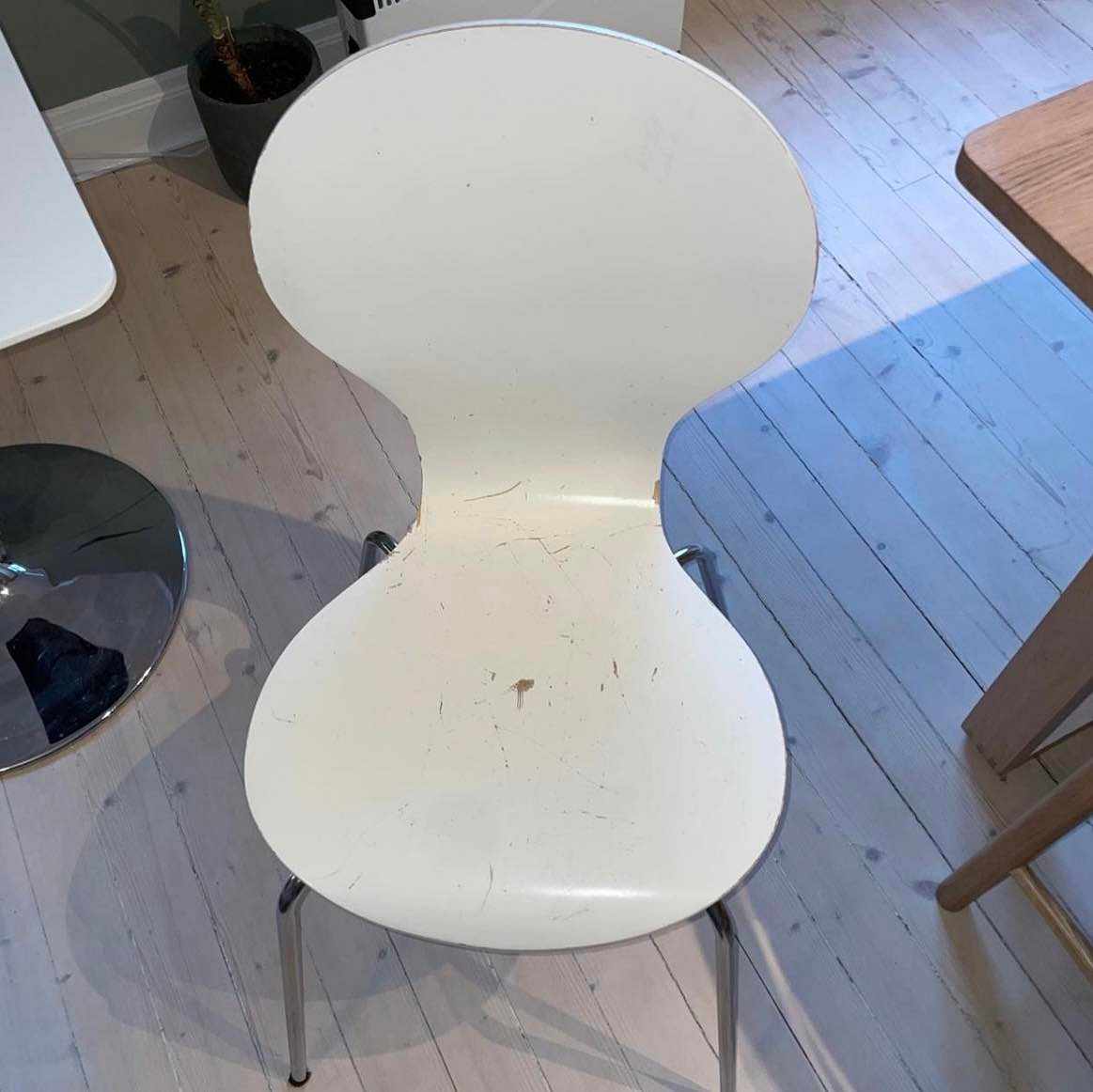 image of 2 stolar bortskänkes - Stockholm