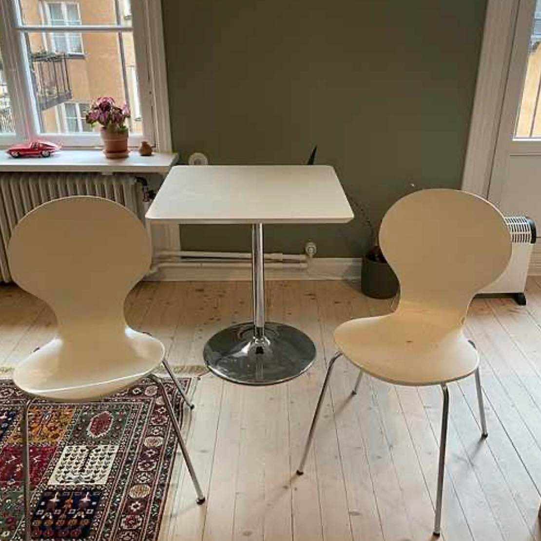 image of 2 stolar bortskänkes - Stockholm