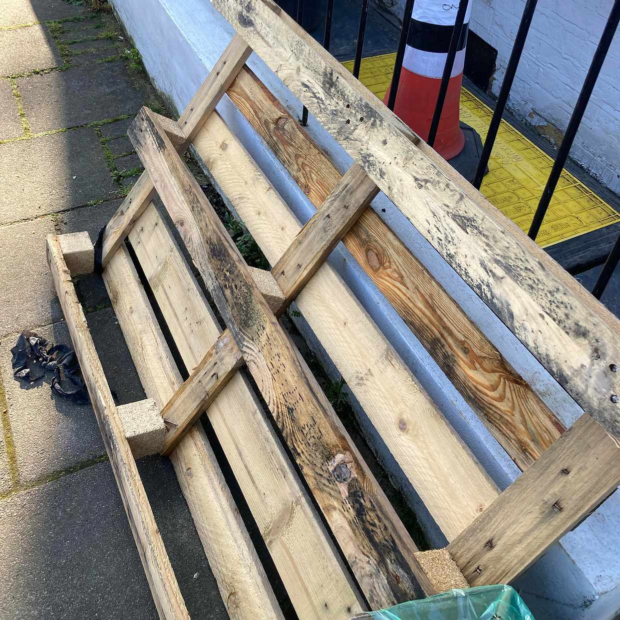 image of 1 wooden pallet - London