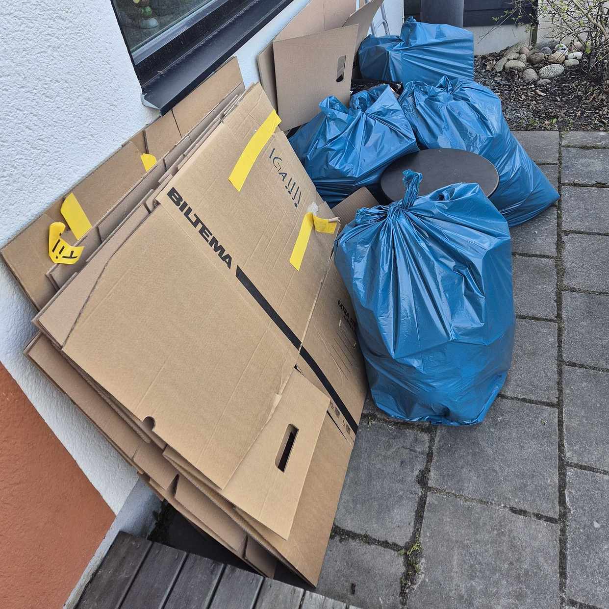 image of Div.skräp + flyttkartonge - Handen