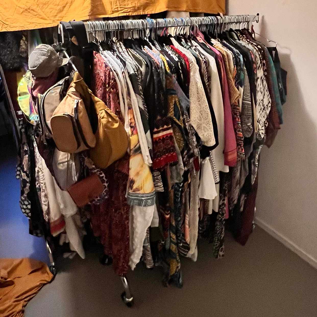 image of Klädhästar med kläder mm - 