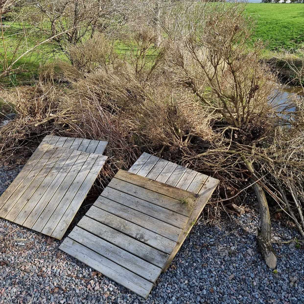 image of Trädgårdsavfall + 4st trä - Handen