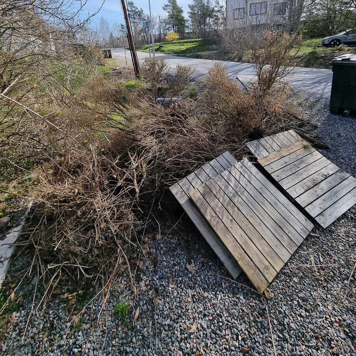 image of Trädgårdsavfall + 4st trä - Handen
