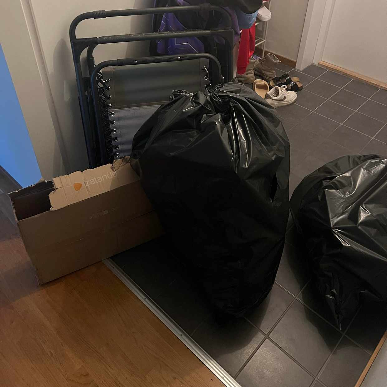 image of En stol + två små säck - Stockholm