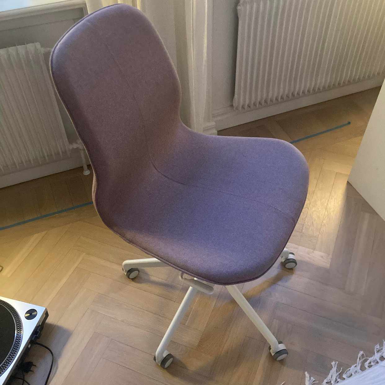 image of DJ bord och Ikea stol - Stockholm City
