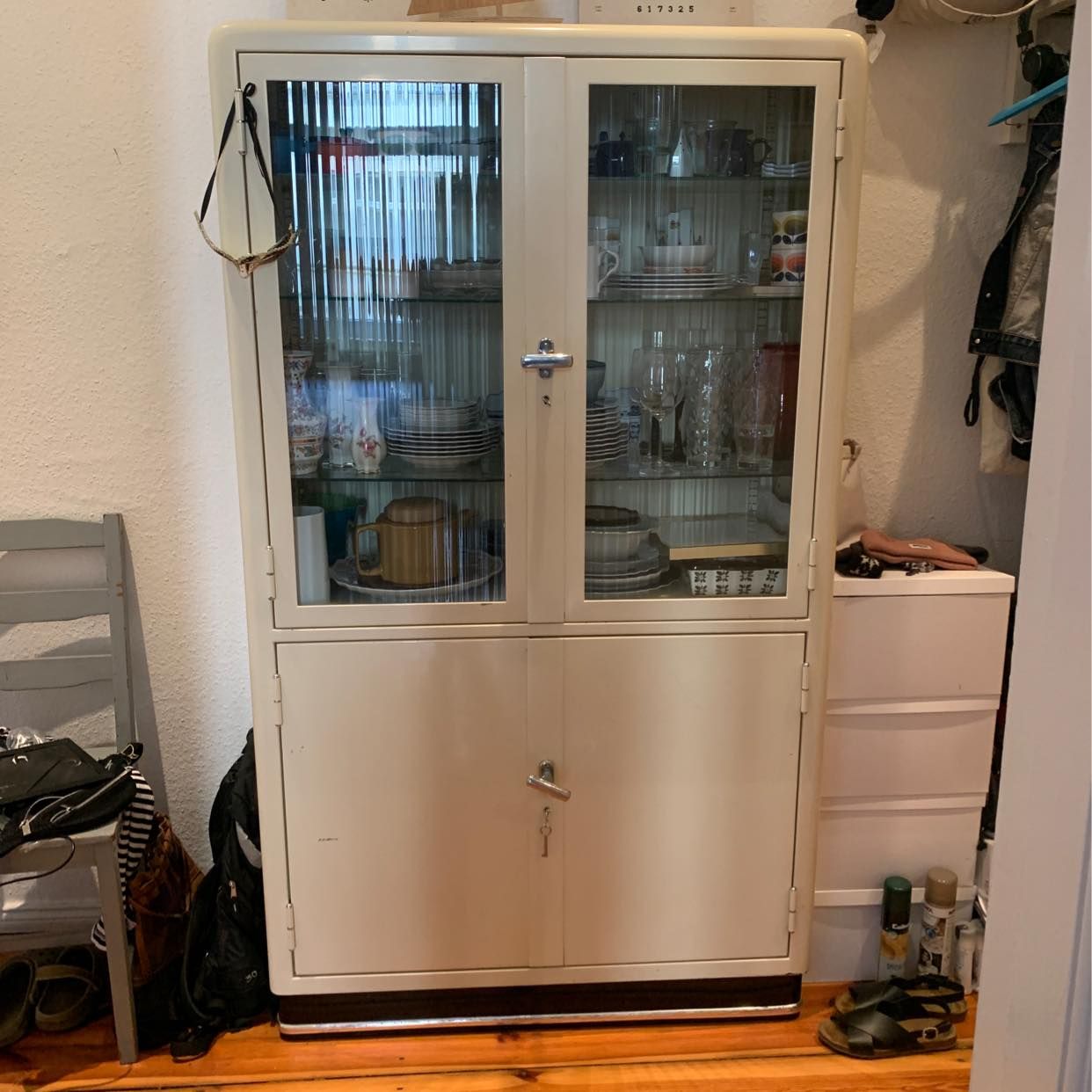 image of Lieferung Metallschrank - 