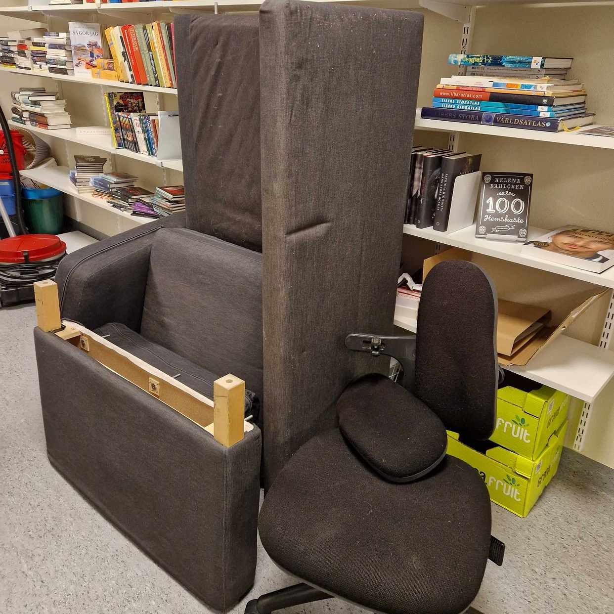 image of Trasig soffa etc - Stockholm