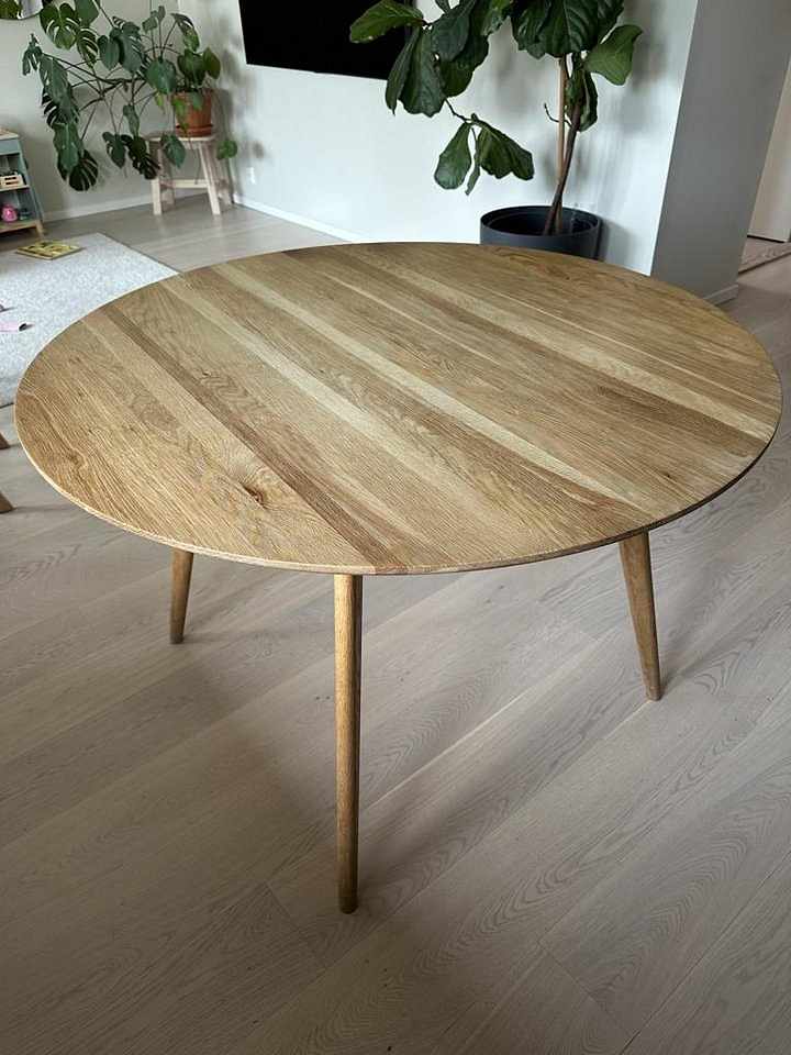 image of Runt bord och 4st pinnsto - 
