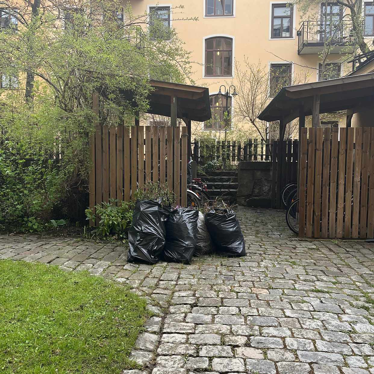 image of Löv och ogräs byggavfall - Stockholm