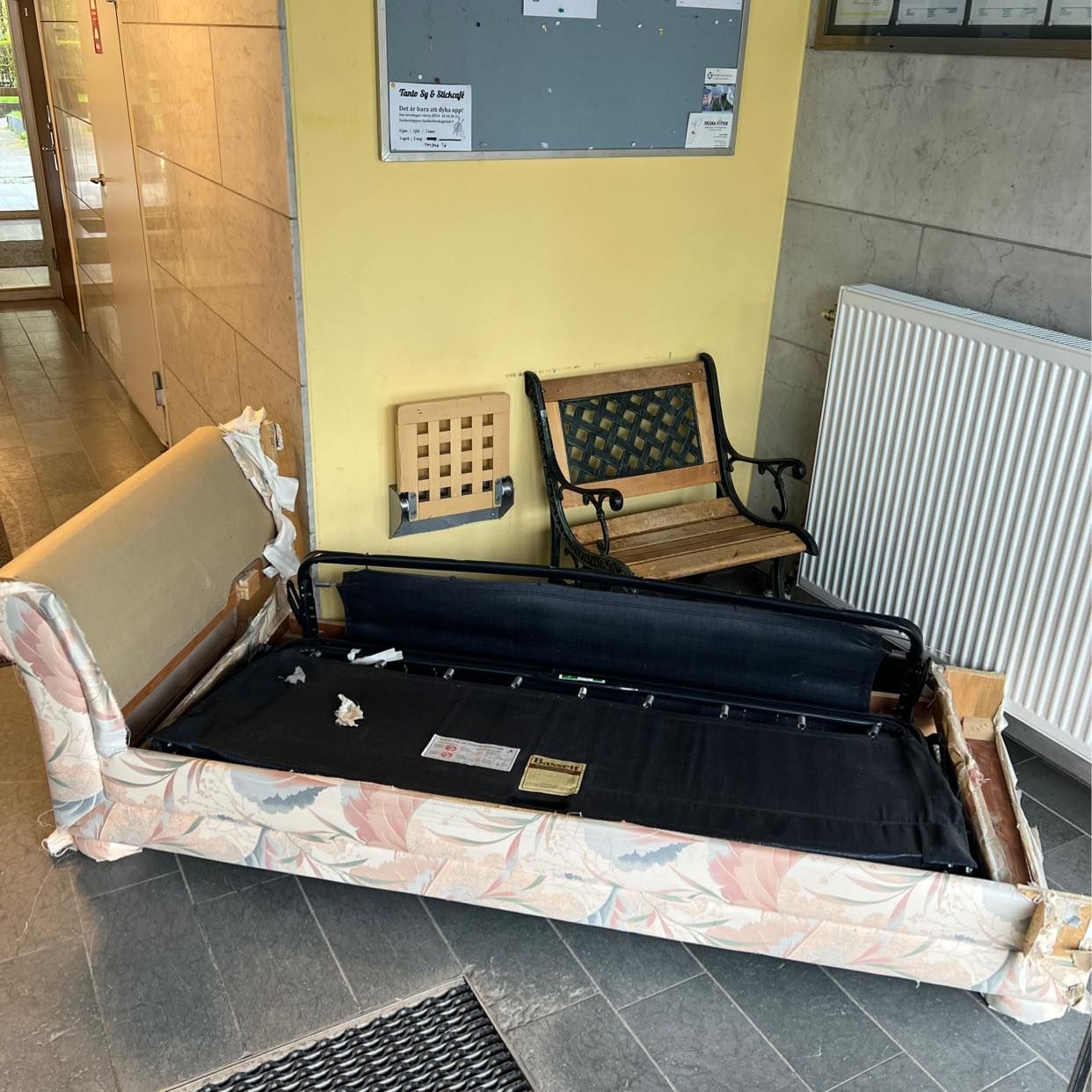 image of Trasig soffa - Stockholm