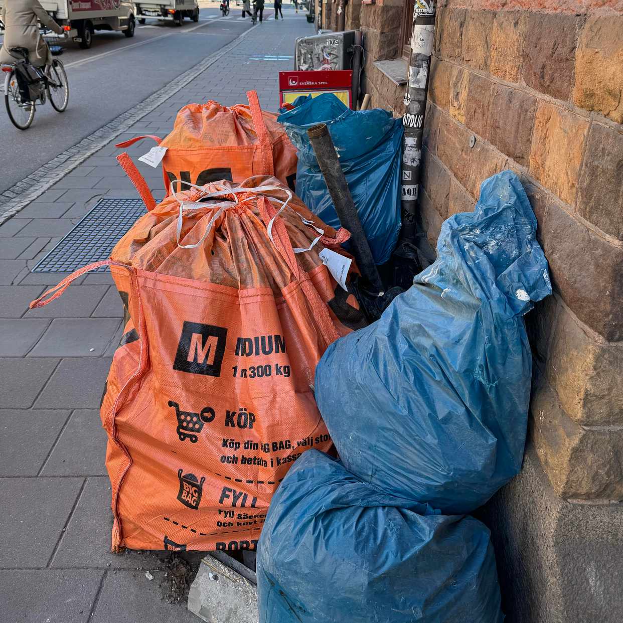 image of Blandat avfall slängs - Södermalm